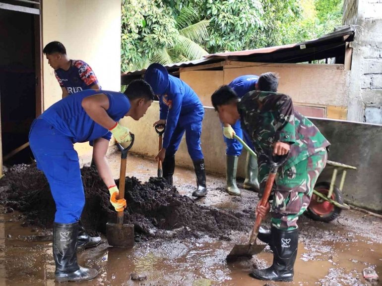 Gerak Cepat Personel Ditpolairud: Bahu-Membahu Bersihkan Dampak Bencana di Siau Timur