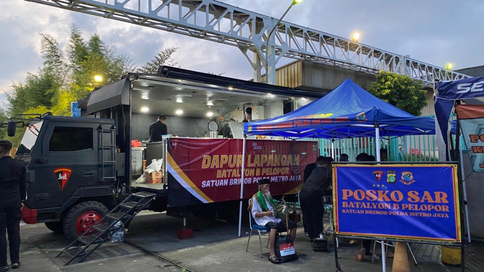 Batalyon B Pelopor Brimob Polda Metro Jaya Gelar Dapur Lapangan untuk Warga Terdampak Banjir di Rawa Teratai, Jakarta Timur