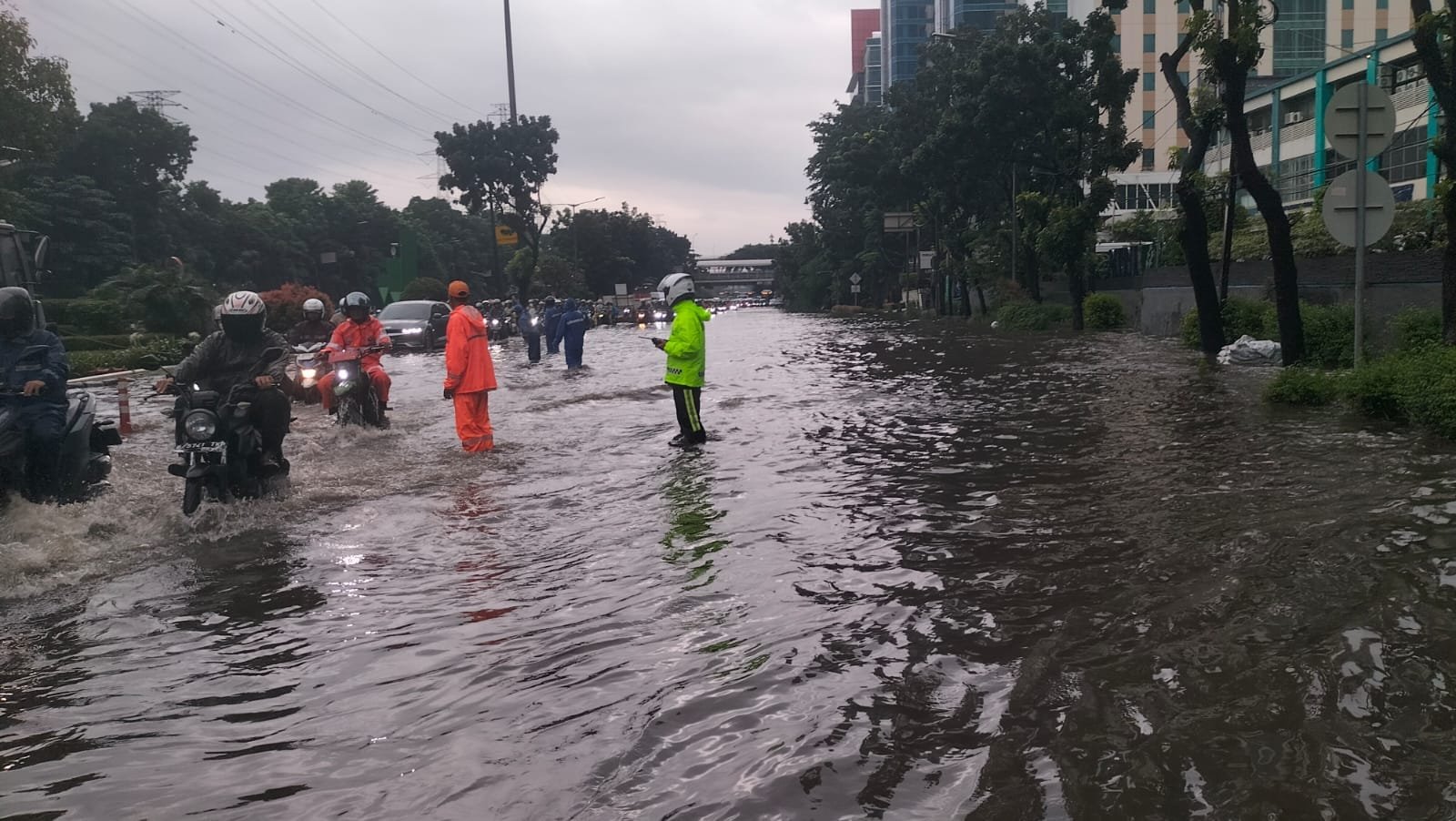 Banjir Rendam Sejumlah Ruas Jalan Jakarta, Brimob–Lantas–Polair PMJ Bergerak Cepat, Polri Siagakan 128.247 Personel Secara Nasional